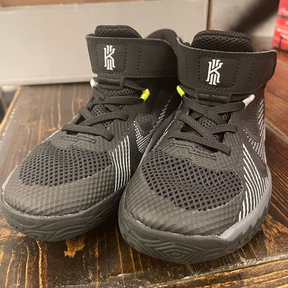 Kyrie Flytrap V. Worn once!